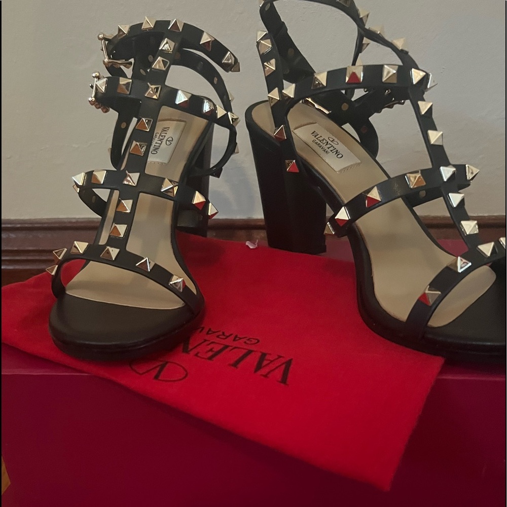 Black heels. Block heel. Appx 4 inches. Brand new. Never worn.